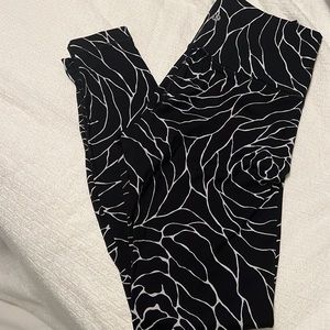 Lululemon Black & White Rose Print Leggings